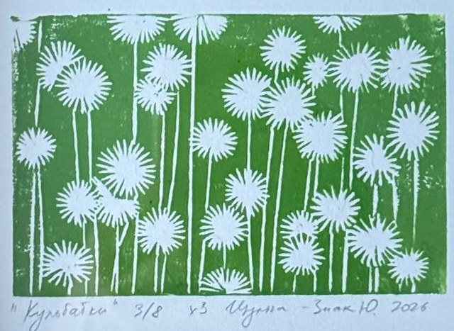 Білі кульбаби на зеленому